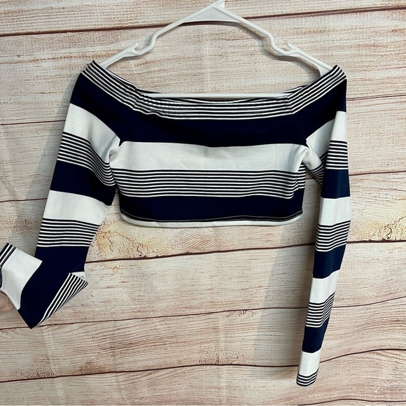 Tobi Off The Shoulder Crop Top - Picture 4 of 8